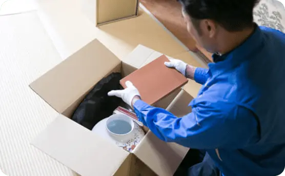 スタッフが遺品整理している画像