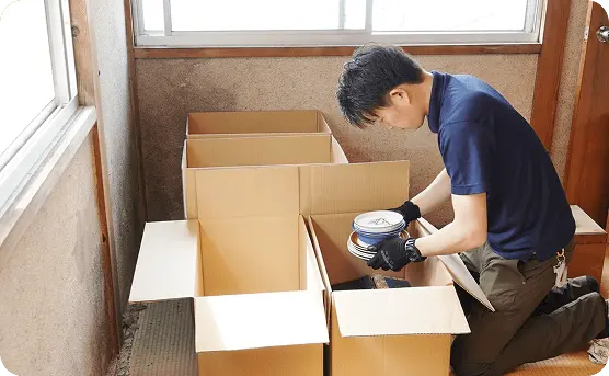 スタッフが遺品整理している画像